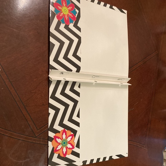 Set of three Unison two pocket floral printed folders. - Picture 9 of 9